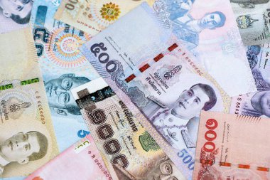 Tayland baht para birimi. Mevcut banknotlar masanın üzerinde büyük miktarda yatıyor.