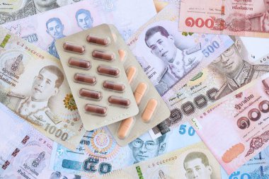Tayland baht para birimi faturaları ve ilaç hapları. İlaç ve eczane kavramı