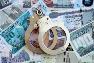 Mısır para birimi banknotları ve kelepçeler kapanıyor. Suç kavramı