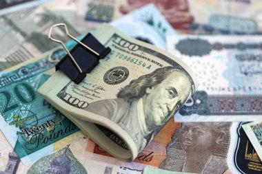 Mısır para birimi banknotları ve biz dolar banknotları yakın çekim. Ekonomi ve döviz kuru kavramı