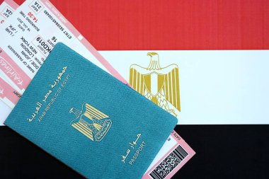 Mısırlı pasaport ve uçak biletleri bayrağa yakın. Seyahat ve tatil kavramı