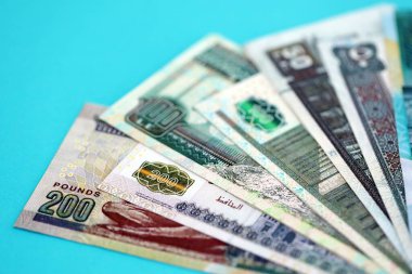 Mısırlı para banknotları büyük miktarda mavi yakın plan üzerinde. Finans ve bankacılık kavramı