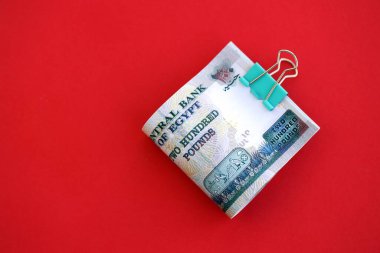 Mısır 'a ait para banknotları kırmızı olana çok yakın. Finans ve bankacılık kavramı