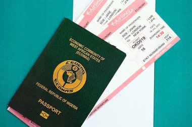 Nijerya pasaportu ve uçak biletleri. Seyahat ve tatil kavramı