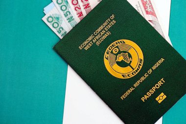 Nijerya nairası para ve pasaport banknotları bayrağın üzerinde. Seyahat ve tatil kavramı