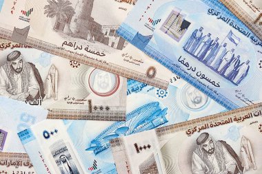 Birleşik Arap Emirlikleri kara para birimi faturaları. Mevcut banknotlar masanın üzerinde büyük miktarda yatıyor.