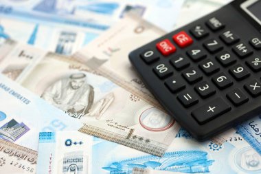 Birleşik Arap Emirlikleri kara para birimi faturaları ve hesap makinesi kapanıyor. Vergilendirme ve para sayımı kavramı