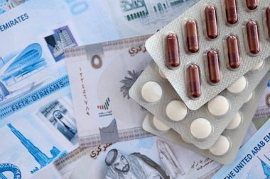 Birleşik Arap Emirlikleri kara para birimi faturaları ve ilaç hapları yakında. İlaç ve eczane kavramı