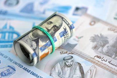 Birleşik Arap Emirlikleri kara para birimi faturaları ve biz dolar banknotları yakın yakın. Ekonomi ve döviz kuru kavramı