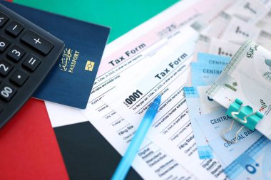 Birleşik Arap Emirlikleri kara para faturaları ve vergi formlu hesap makinesi. Vergi ve muhasebe kavramı