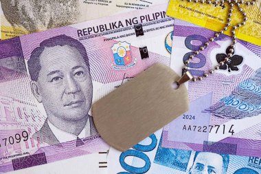 Filipinler para birimi faturaları ve askeri jeton. Askerlik konsepti