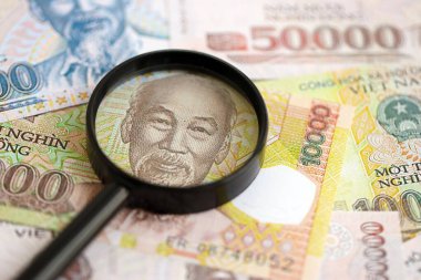 Vietnam dong para birimi faturaları ve büyüteç yakın çekim. Finansal izleme ve vergilendirme kavramı