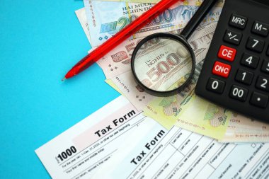 Vietnam çadırı para faturaları ve mavi üzerine yakın vergi formlu hesap makinesi. Vergi ve muhasebe kavramı