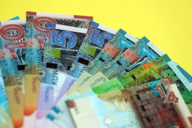 Kuveyt dinarı para faturaları sarıya yakın çekim için büyük miktarda. Finans ve bankacılık kavramı