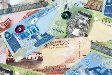 Bahreyn dinar para birimi faturaları. Mevcut banknotlar masanın üzerinde büyük miktarda yatıyor.