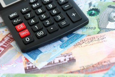 Bahreyn dinar para birimi faturaları ve hesap makinesi kapanıyor. Vergilendirme ve para sayımı kavramı