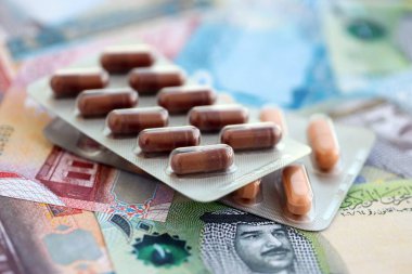 Bahreyn dinar para birimi faturaları ve ilaç hapları yakında. İlaç ve eczane kavramı