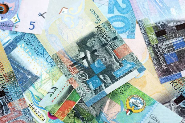 Kuveyt para birimi faturaları. Mevcut banknotlar masanın üzerinde büyük miktarda yatıyor.