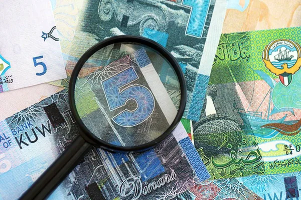 Kuveyt dinarı para birimi faturaları ve büyüteç yakın çekim. Finansal izleme ve vergilendirme kavramı