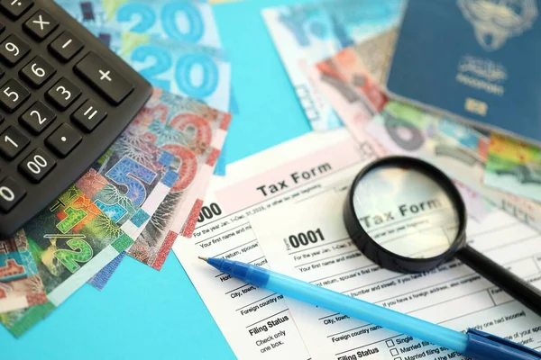Kuveyt dinarı para faturaları ve mavi üzerine yakın vergi formlu hesap makinesi. Vergi ve muhasebe kavramı
