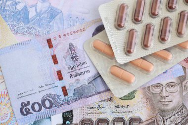 Tayland baht para birimi faturaları ve ilaç hapları. İlaç ve eczane kavramı