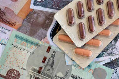 Mısır para birimi faturaları ve ilaç hapları yakında. İlaç ve eczane kavramı