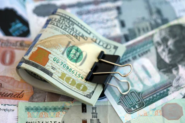Mısır para birimi banknotları ve biz dolar banknotları yakın çekim. Ekonomi ve döviz kuru kavramı