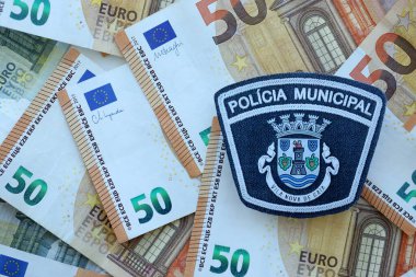 KYIV, UKRAINE - SEPTEMBER 6, 2025 Portekiz Belediye Polisi büyük miktardaki avro para banknotlarını kapatıyorlar