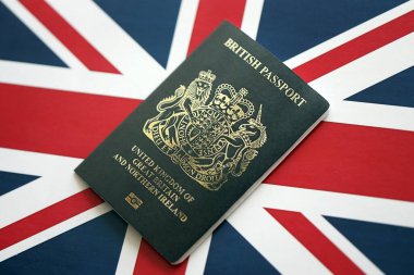 KYIV, UKRAINE - 17 Eylül 2025 Büyük Britanya bayrağında siyah yeni İngiliz pasaportu