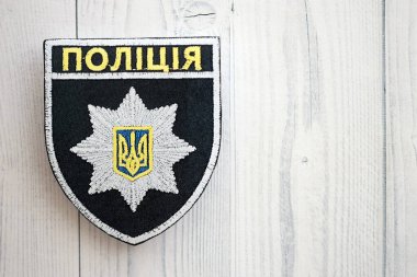 KYIV, UKRAINE - 17 Eylül 2025 Ukrayna Polis Teşkilatı rozeti beyaz tahta masa yüzeyine yakın