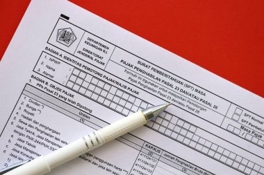 KYIV, UKRAINE - Endonezya 'nın 27 Ocak 2024 tarihli vergi bildirimi (SPT) gelir vergisi 23. maddesi ve muhasebeci masası hakkında 26. Madde