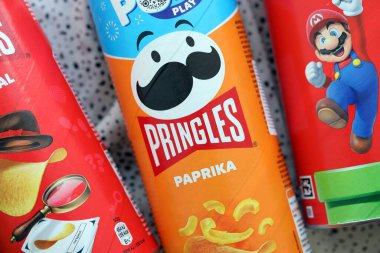 KYIV, UKRAINE - 21 Eylül 2025 Pek çok pringles cips tüpü çeşitli aromalı