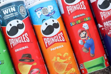 KYIV, UKRAINE - 21 Eylül 2025 Pek çok pringles cips tüpü çeşitli aromalı