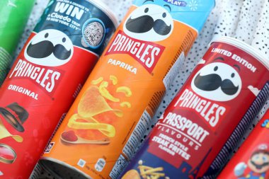 KYIV, UKRAINE - 21 Eylül 2025 Pek çok pringles cips tüpü çeşitli aromalı
