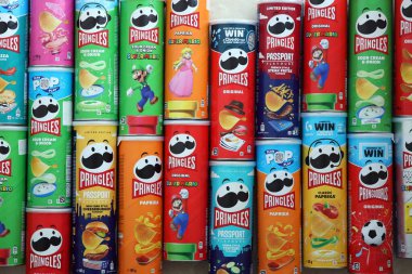 KYIV, UKRAINE - 21 Eylül 2025 Pek çok pringles cips tüpü çeşitli aromalı