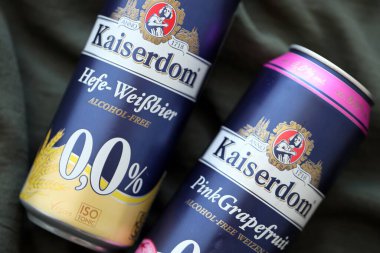 KYIV, UKRAINE - 21 Eylül 2025 Kaiserdom Alman alkolsüz bira kutuları