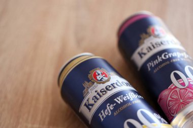 KYIV, UKRAINE - 21 Eylül 2025 Kaiserdom Alman alkolsüz bira kutuları