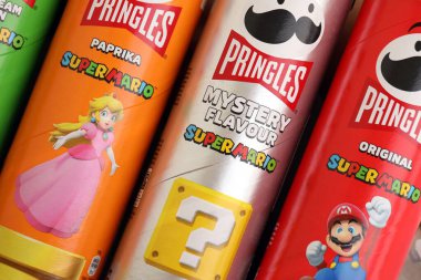 KYIV, UKRAINE - 21 Eylül 2025 Pek çok pringles cips tüpü çeşitli aromalı