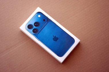 KYIV, UKRAINE - 21 Eylül 2025 Apple iPhone 17 Pro Max Deep Blue kutu karton yüzey kapalı