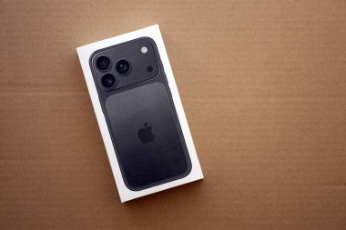 KYIV, UKRAINE - 21 Eylül 2025 Apple iPhone 17 Pro Max kara kutu karton yüzey yakın