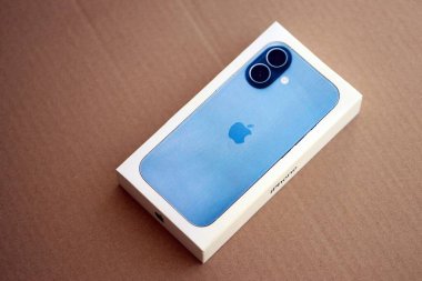 KYIV, UKRAINE - 21 Eylül 2025 Apple iPhone 17 Mist Mavi Kutu karton yüzey