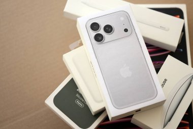 KYIV, UKRAINE - 21 Eylül 2025 Apple iPhone 17 Pro Max Silver box ve karton yüzeydeki diğer elma ürünleri