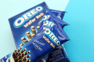 KYIV, UKRAINE - 21 EYLÜL, 2025 Oreo Wafer Roll ürünü Mondelez şirketi tarafından mavi arka planda