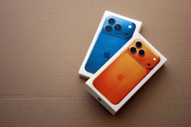 KYIV, UKRAINE - 21 Eylül 2025 Apple iPhone 17 Pro Max Cosmic Orange box ve karton yüzey üzerindeki diğer iPhone modelleri
