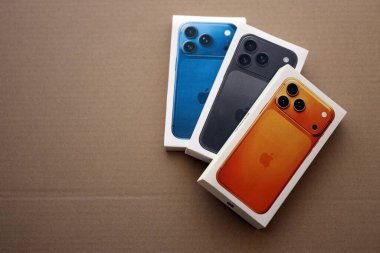 KYIV, UKRAINE - 21 Eylül 2025 Apple iPhone 17 Pro Max Cosmic Orange box ve karton yüzey üzerindeki diğer iPhone modelleri