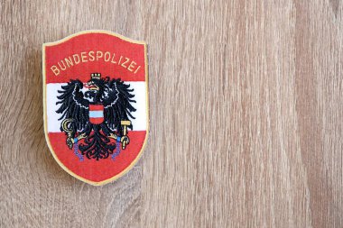 KYIV, UKRAINE - 6 Eylül 2025 Avusturya Federal Polis Teşkilatı kahverengi ahşap masa yüzeyine yakın