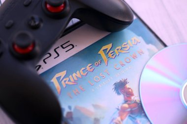 KYIV, UKRAINE - SEPTEMBER 8, 2025 İran Prensi Kayıp Crown video oyunu ahşap masa üzerinde duruyor.