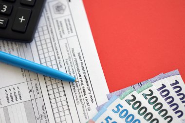 KYIV, UKRAINE - 27 Ocak 2024 Endonezya vergi formu bildirim mektubu SPT Muhasebeci masası hakkındaki son gelir vergisi dönemi 4. paragraf 2