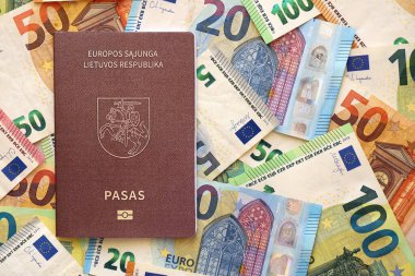 Litvanya pasaportu büyük miktarda avroluk para banknotlarına yakın duruyor. Avrupa 'da zengin yaşam ve seyahat kavramı