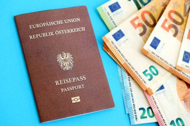 Avusturya pasaportu, mavi arka planda Avro para banknotlarıyla birlikte duruyor. Avrupa 'da maaş ve emeklilik kavramı